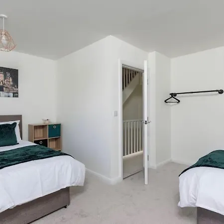 Luxury 3-Bedroom, 2-Bathroom Home Sleeps 7 People Liverpool Exterior photo