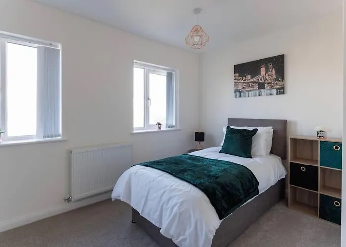Luxury 3-Bedroom, 2-Bathroom Home Sleeps 7 People