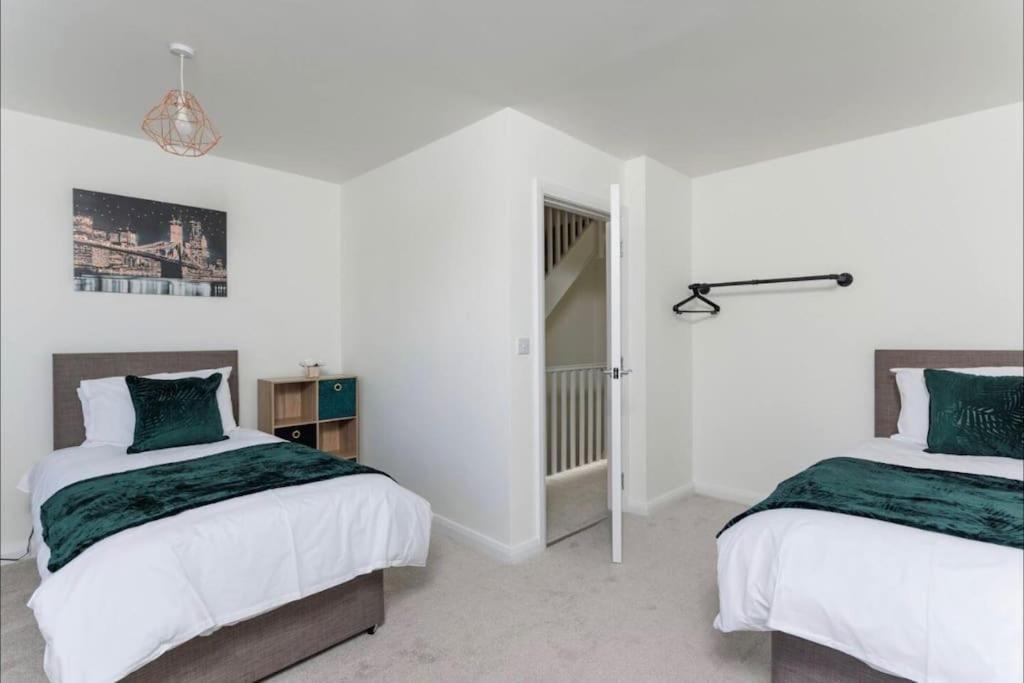 Luxury 3-bedroom, 2-bathroom Sleeps 7 People Holiday home *