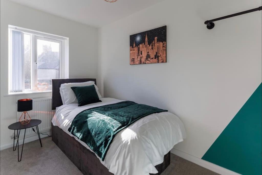 Luxury 3-bedroom, 2-bathroom Sleeps 7 People *